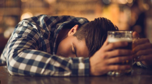 Allah akıl fikir versin! Alkol pahalı diyerek internetten sipariş ettiği 800 TL'lik yüzey temizleyiciyi içti