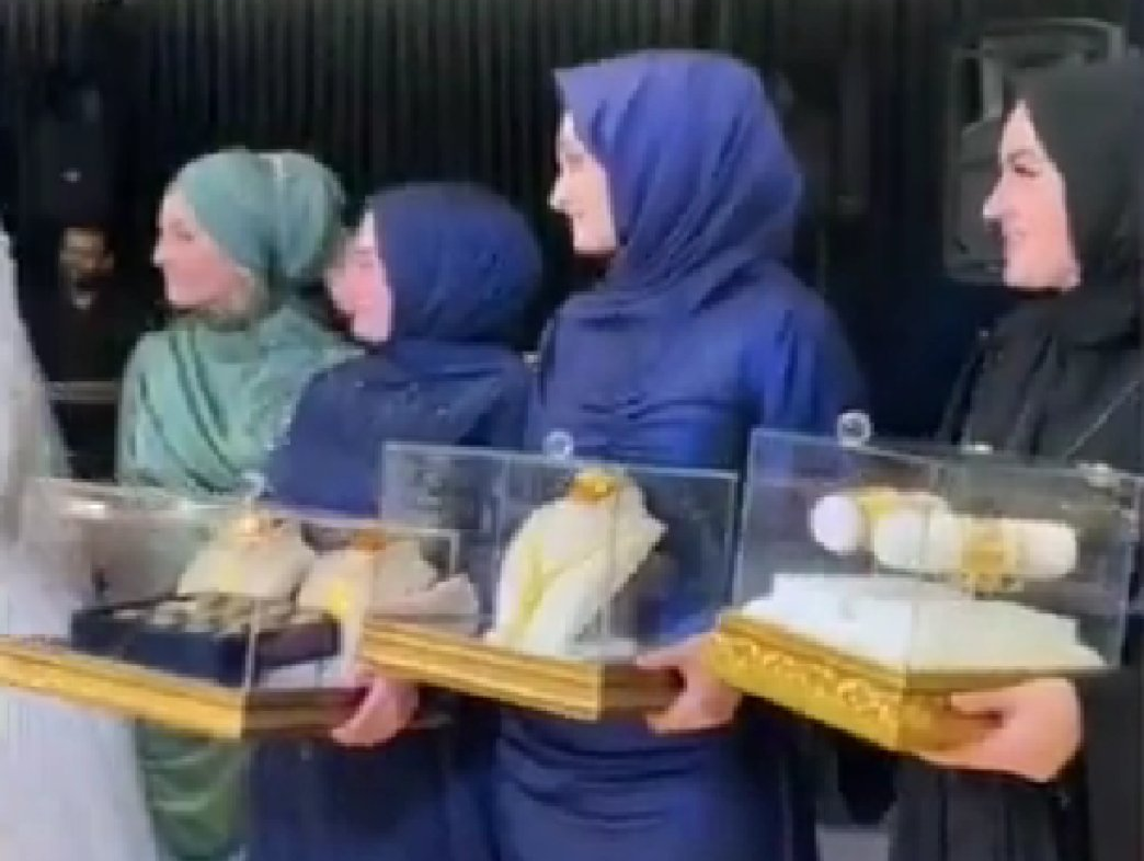 Allah akıl fikir versin! Erzincan'daki düğünde, geline takılan takılar cam kutuda taşındı