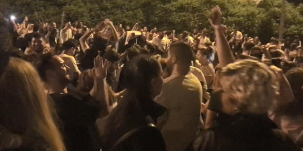 Allah akıl fikir versin! Konserden çıkan grup yolu kapatıp...