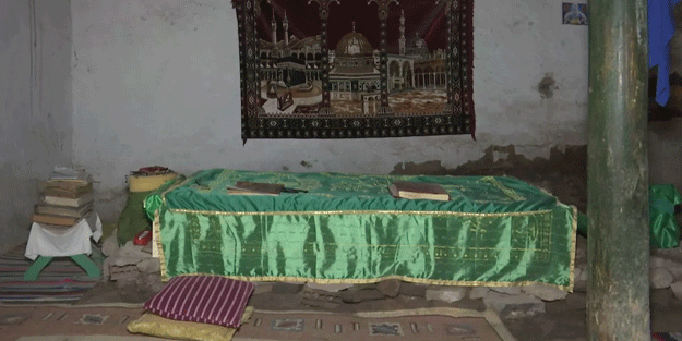 Define avcıları türbeyi talan etti! Gerçekten çarpılacaklar