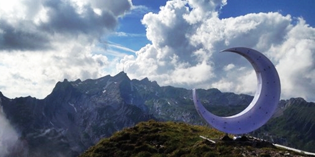 Allah hidayet etsin! Ateist sanatçı Alplerin zirvesine hilal dikti