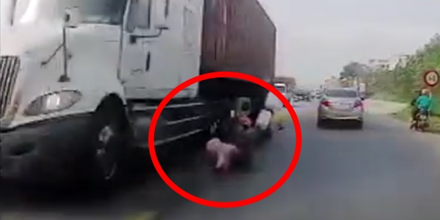 Allah korudu! Anne ve bebeği tırın altından ramak kala kurtuldu
