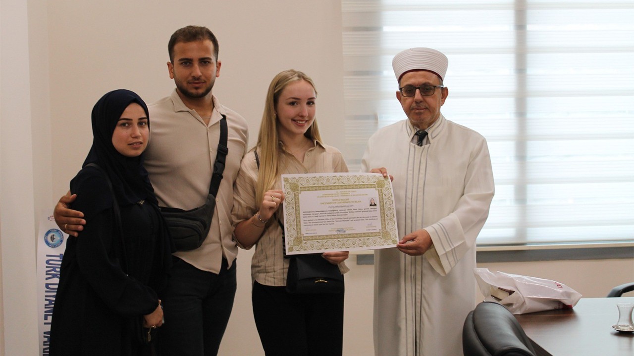 Allah sayınızı arttırsın! Hollandalı genç kız Müslüman oldu