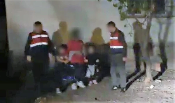 Allah senin anne gibi bin belanı versin! Öz çocuklarına yaptığı şey mide bulandırdı