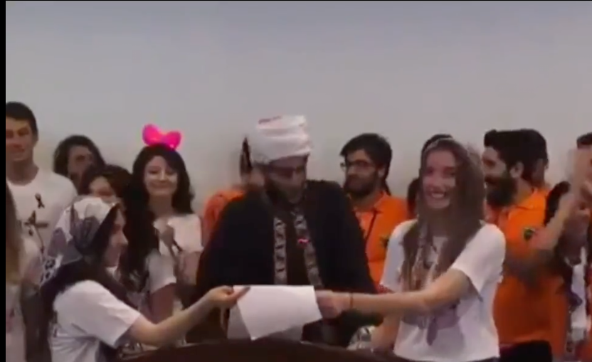 Allah sizin belanızı versin! Kininizde boğulun alçaklar