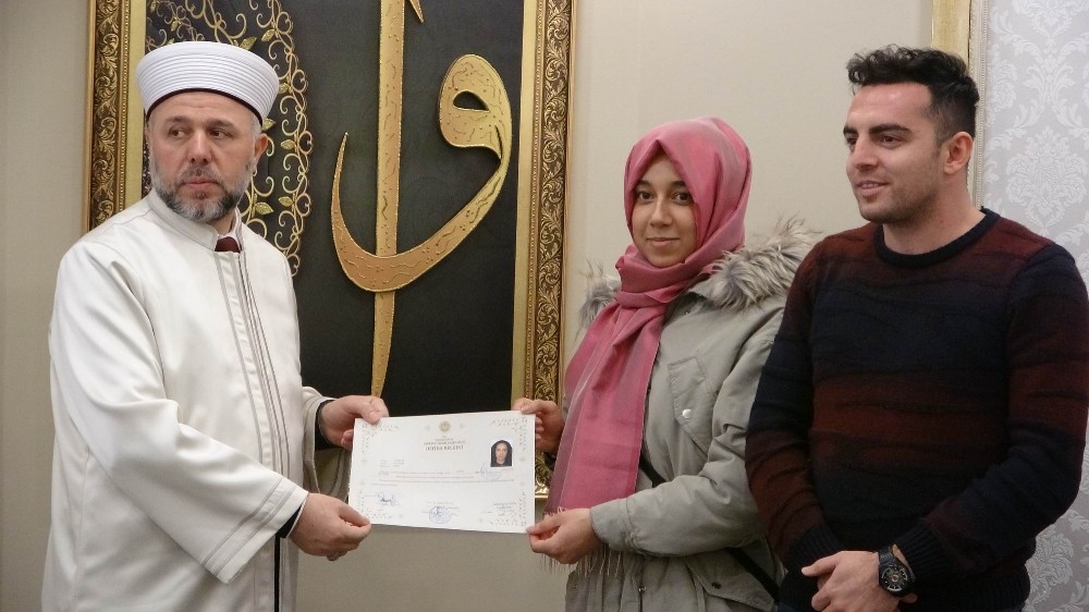 Alman Aısha Müslüman olarak Ayşe ismini aldı 