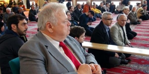 Bakan Cuma namazını izledi