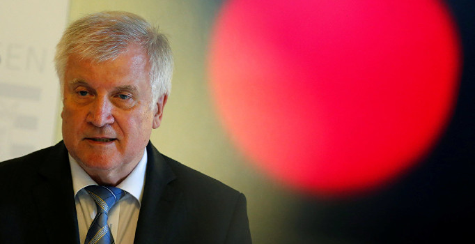 Alman Bakan Seehofer: Parti liderliğini bırakacağım