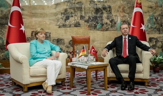 Alman basını: Angela Merkel Erdoğan'ın önünde diz çöktü