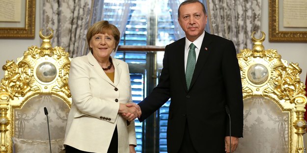 Merkel Erdoğan'ın önünde diz çöktü