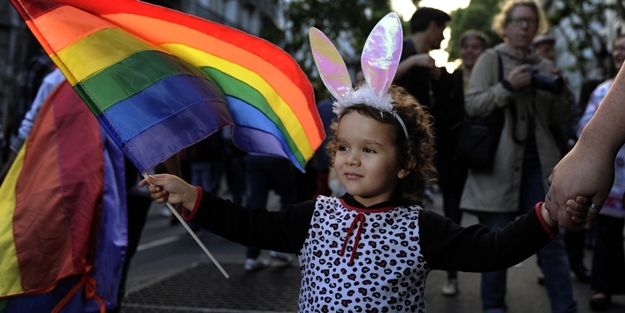 Alman bilim adamlarından "derhal durdurun" isyanı: Çocuklara cinsiyet değiştirme propagandası bilimdışı bir proje!