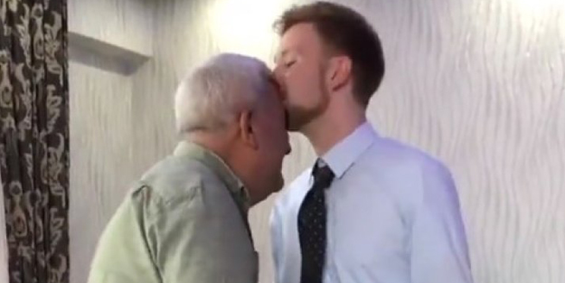 Alman damat kayınpederinin alnından öptü! Görüntüler sosyal medyada viral oldu
