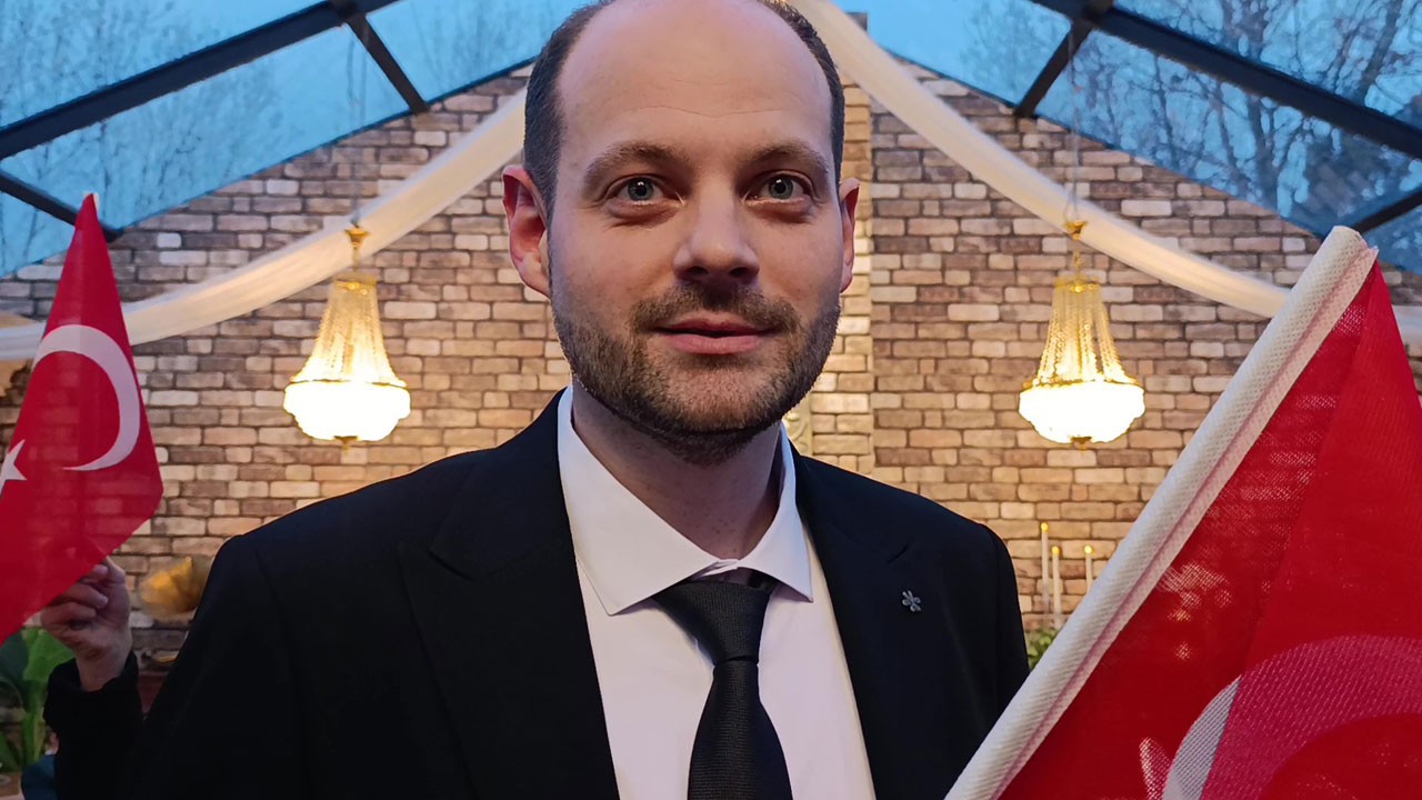 Alman damat Türk bayrağına DEM’lilerden daha saygılı çıktı