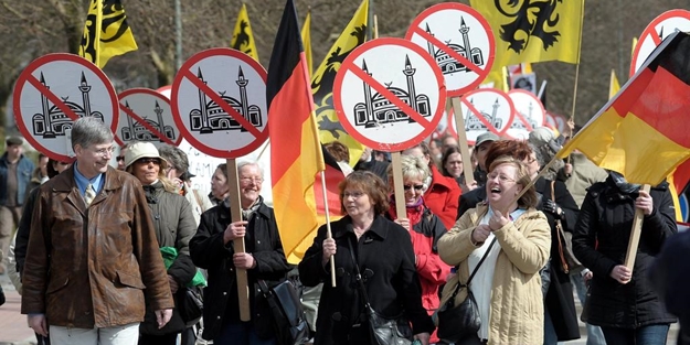 Alman ırkçıları ve Aleviler kol kola Erdoğan'ı protesto edecek!