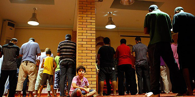 Alman istihbaratı camiye gidenleri fişledi