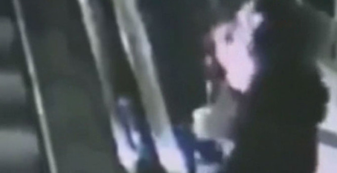 Alman metrosunda arkadan yaklaştığı kadının saçlarını ateşe verdi