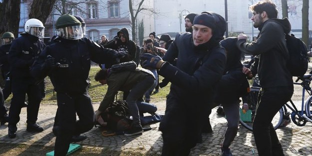 Alman polisi 'araç yakan barışçıl eylemciler'e saldırı başlattı!