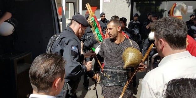 Alman polisi 'Mehter'den korktu! Kılıçları topladı