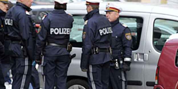 Alman polisinden camiye operasyon!