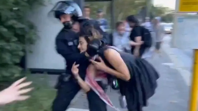 Alman polisinin bu kadına yaptığına bakın!