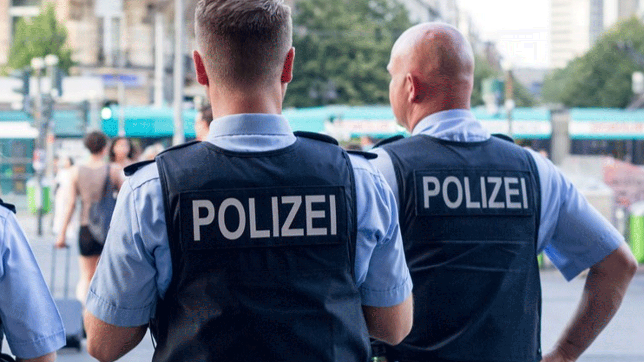 Alman polislerinin skandalı ifşa oldu! Sohbet guruplarındaki yazışmalar tespit edildi!
