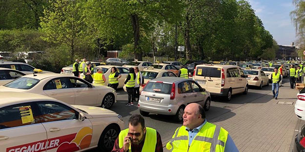 Alman taksiciler Uber'e karşı ayaklandı!