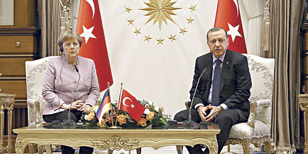 Almanlar çıldırdı: 'Merkel Erdoğan'ın ayağına gidiyor!'