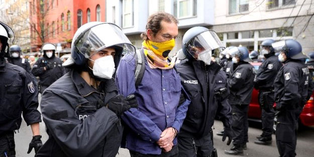 Almanlar kısıtlamaları protesto etti