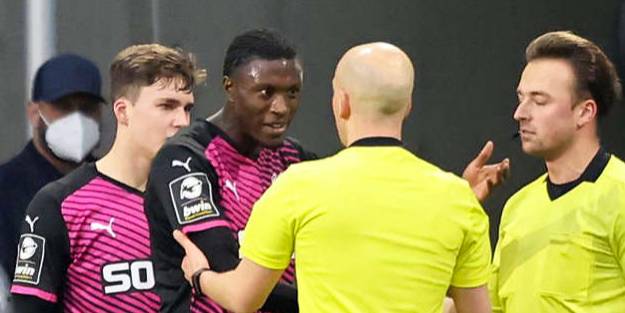 Almanya 3. Lig maçında, ırkçı tezahürat!