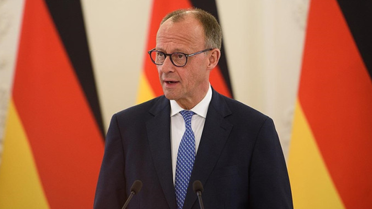 Almanya Başbakanı futbol taraftarlarını kızdırdı