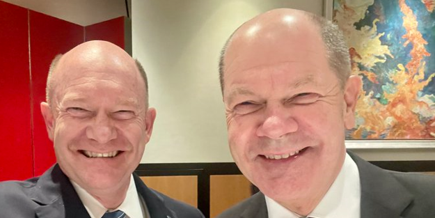 Almanya Başbakanı Olaf Scholz ile Amerikan senatör Chris Coons'un şaşırtan benzerliği