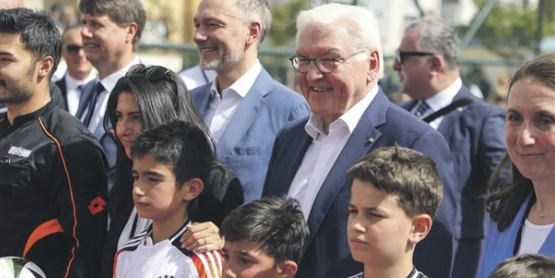 Almanya Cumhurbaşkanı Gaziantep’te... Çocuklara forma dağıttı