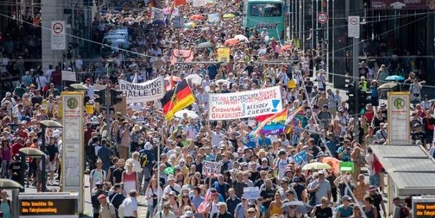 Almanya karıştı! Binlerce kişi sokağa döküldü