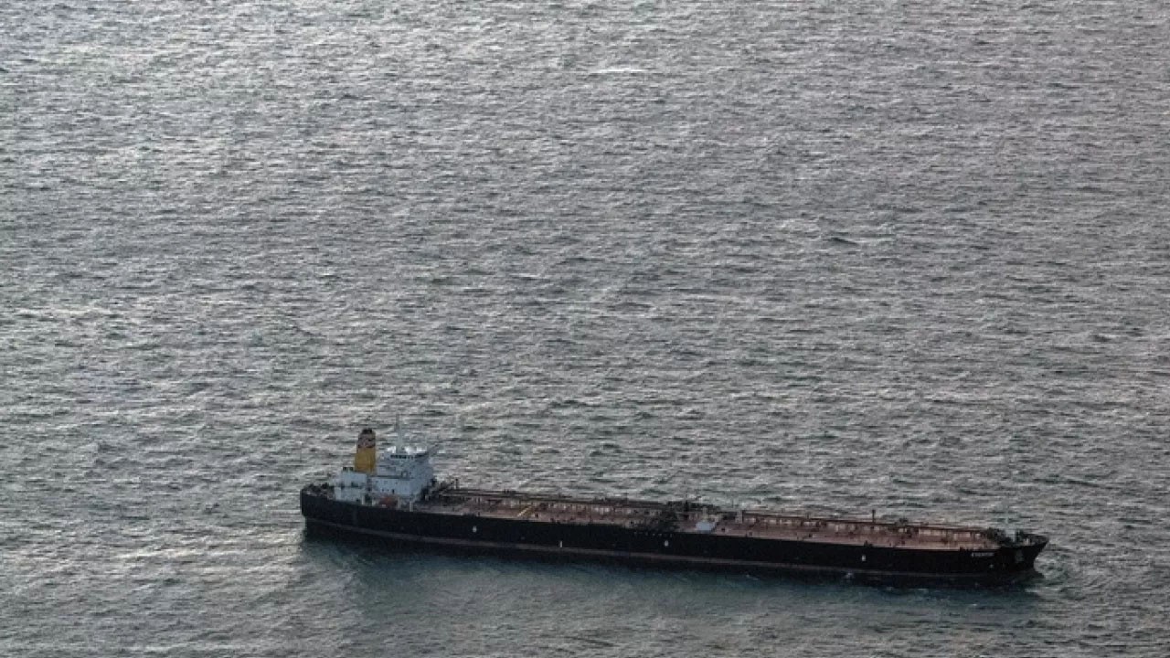 Almanya, Mısır'a giden petrol tankerini güvenli sulara çekti