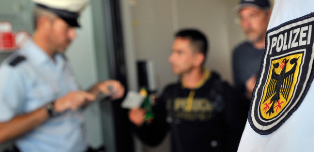 Almanya sığınmacıların paralarına alıyor