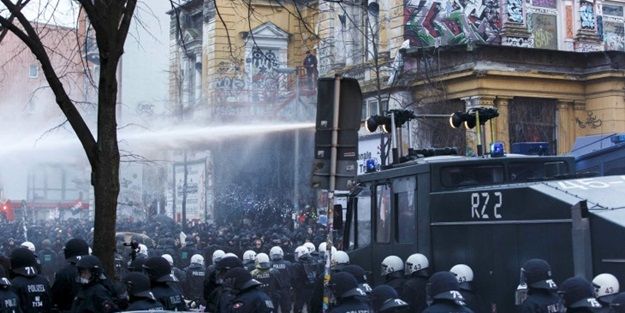 Almanya yanıyor, BBC ve CNN sus pus