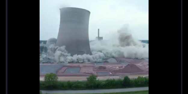 Almanya'da 150 metrelik nükleer santralin kuleleri böyle yıkıldı