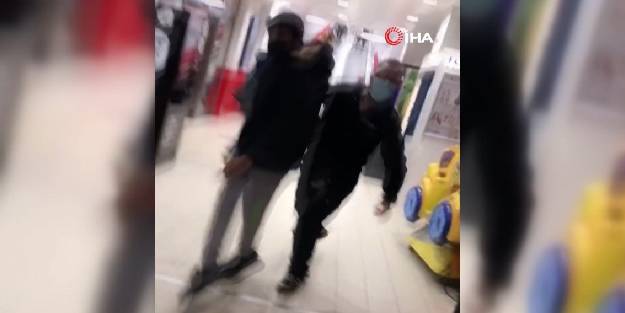 Almanya'da aldıkları bozuk sütü iade etmek isteyen Hintlilere ırkçı davranış