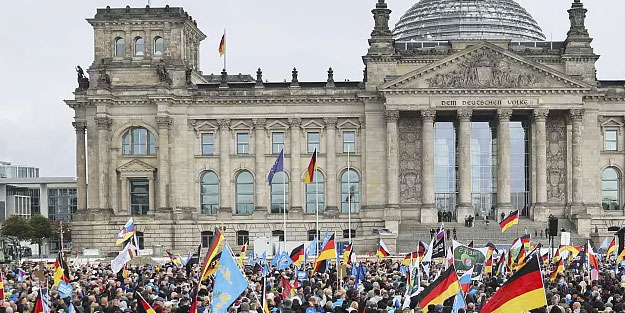 Almanya'da aşırı sağa karşı gösteri