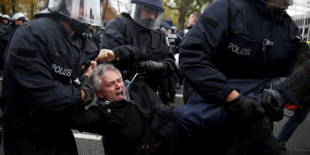 Almanya’da aşırı sağcılar sığınmacılara saldırdı