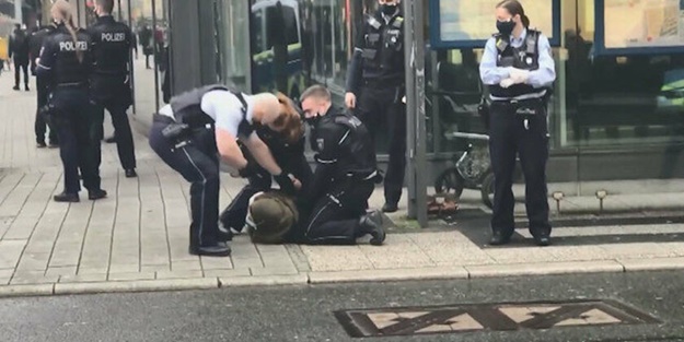 Almanya’da başörtülü kadına polis şiddeti