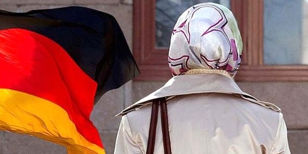 Almanya'da başörtülü kızlara saldırı!