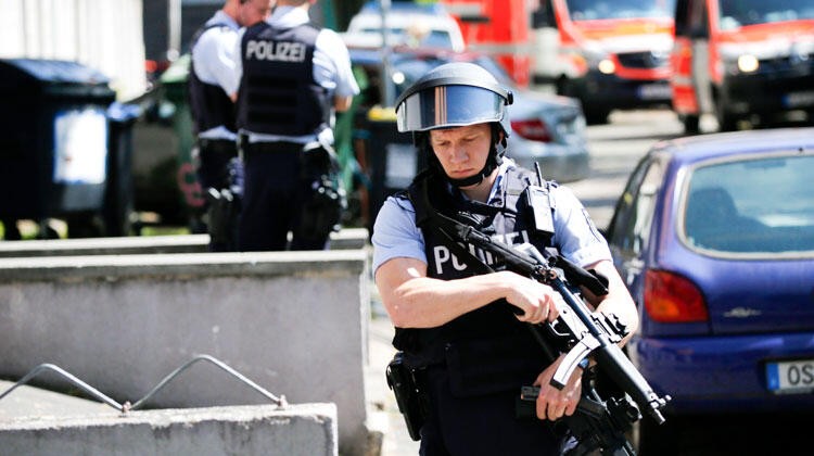 Almanya’da bir sağlıkçı, sedyedeki yaralı Suriyeliyi yumrukladı, polis de izledi