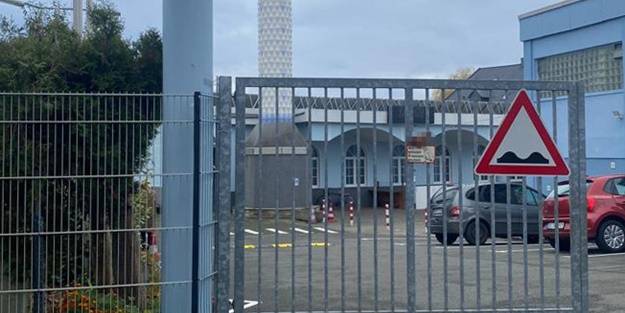 Almanya'da bir saldırı daha! Cami kapısına domuz başı asıldı