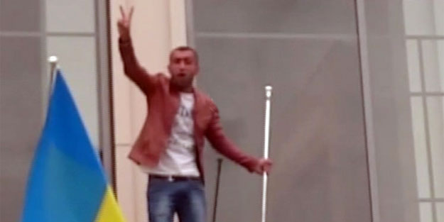 Almanya'da bir terörist Türk Bayrağı'nı indirdi