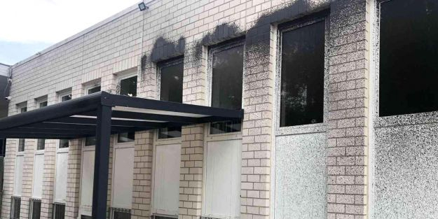  Almanya’da camiye boyalı saldırı