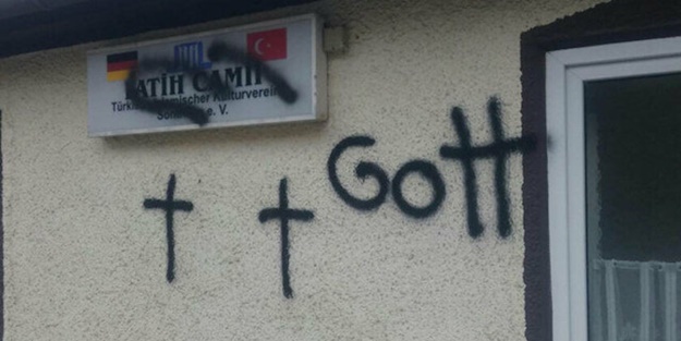 Almanya'da camiye çirkin saldırı