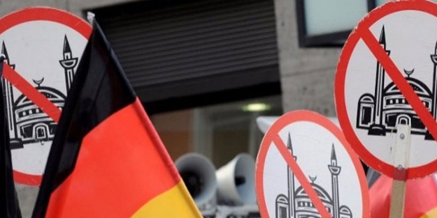 Almanya'da Camiye hain saldırı!