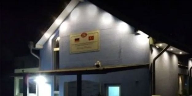 Almanya'da camiye iğrenç saldırı! Kapılara pislik sürüp kaçtılar