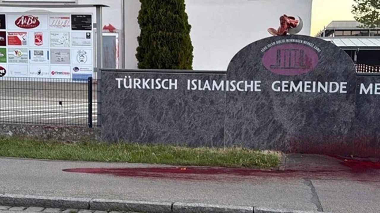 Almanya’da camiye nefret saldırısı: Domuz kanıyla yıkadılar...